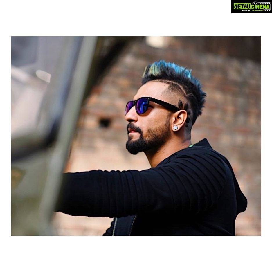 Vicky Kaushal Instagram - Neela Kukkad 🤟🏽 #Manmarziyaan #14thSept 📷: @khamkhaphotoartist