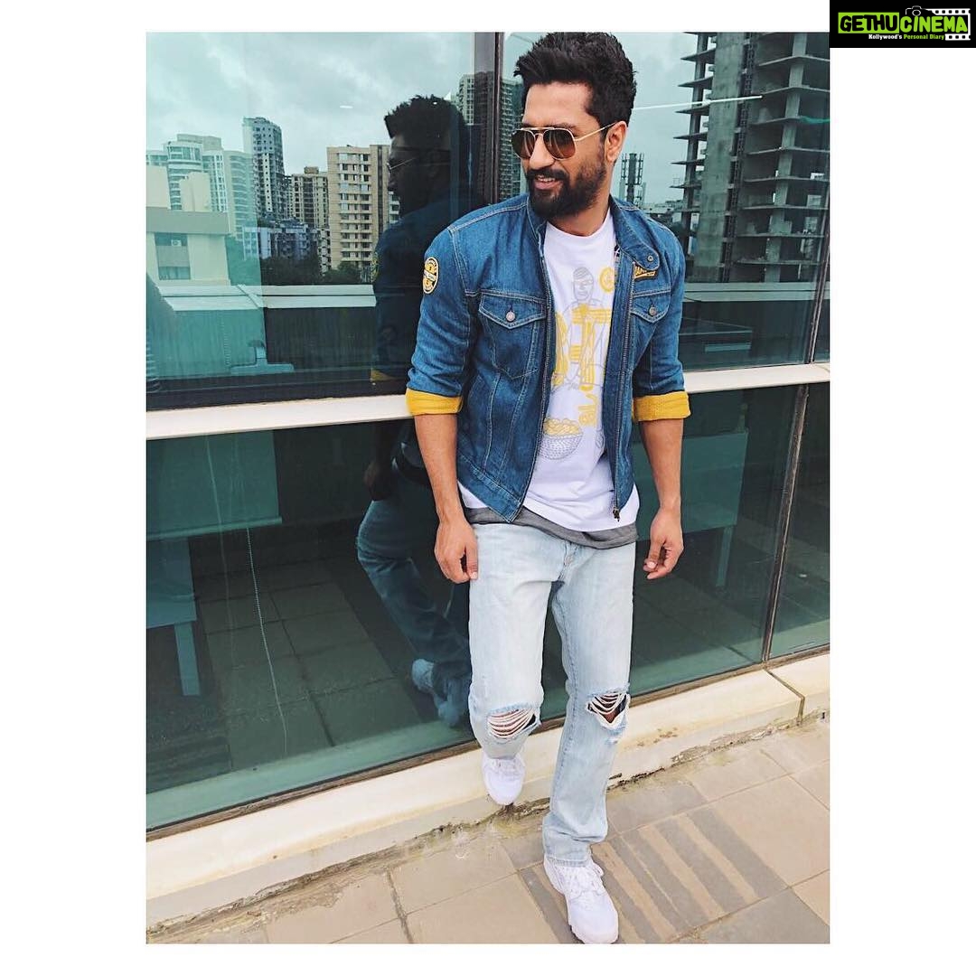 Vicky Kaushal Instagram - Vibin... 🙃✌🏽#Manmarziyaan #14thSept