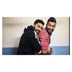 Vicky Kaushal Instagram - Dostana ✌🏽??? 😂🤣 @bachchan #Manmarziyaan #14thSept 📷: @khamkhaphotoartist