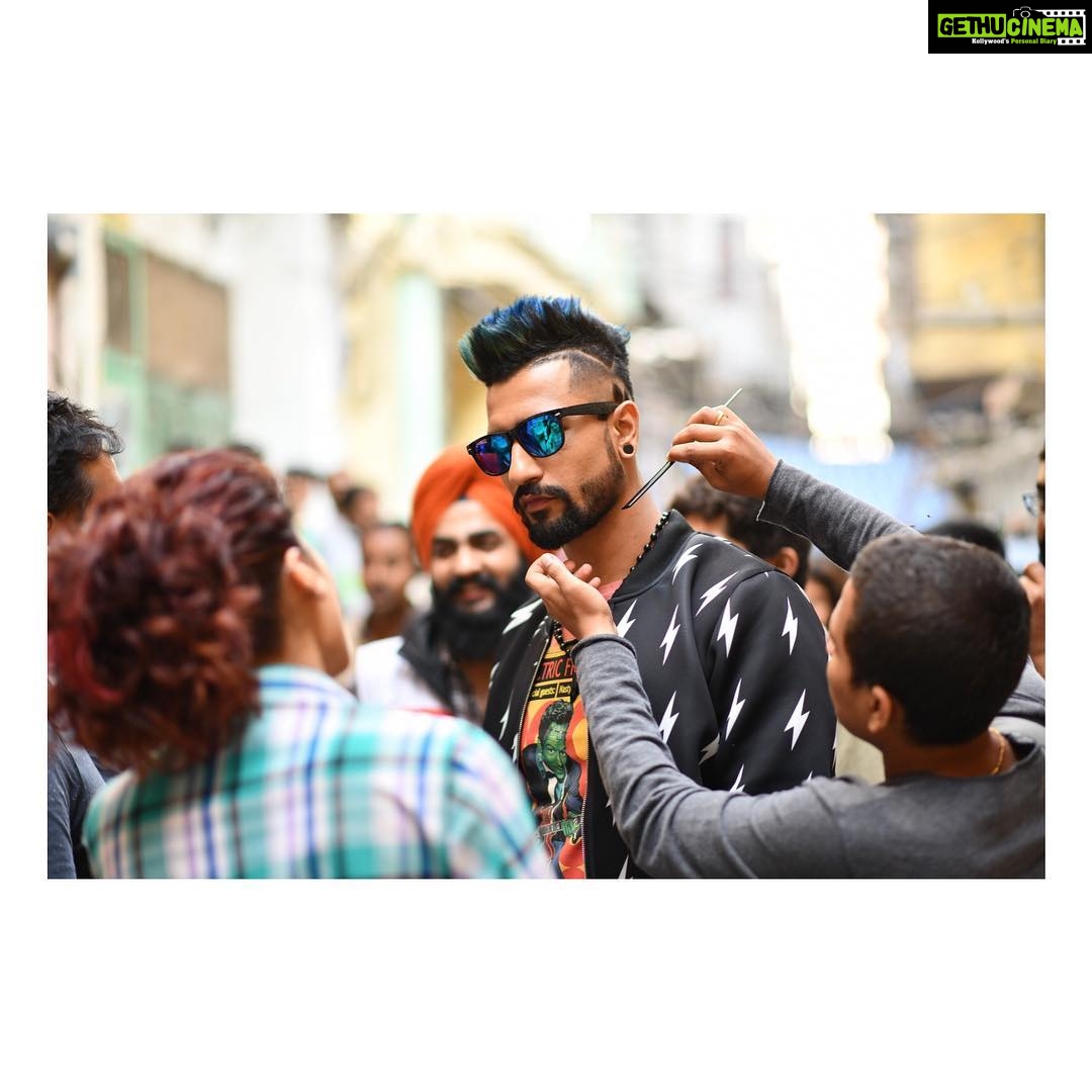 Vicky Kaushal Instagram - Attitude poora lit, zimmedari ke naam pe shit- Vicky Sandhu aka DJ Sandzzz🎧 #Manmarziyaan #14thSept 📷: @khamkhaphotoartist
