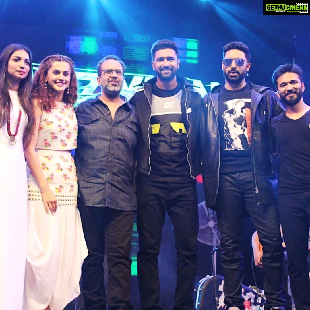 Vicky Kaushal Instagram - #ManmarziyaanMusicalTour #aboutlastnight 🔥🤟🏽 Greater Noida
