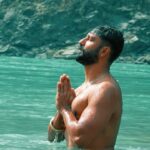 Vicky Kaushal Instagram - हर हर गंगे। 🙏🏽 . #Rishikesh