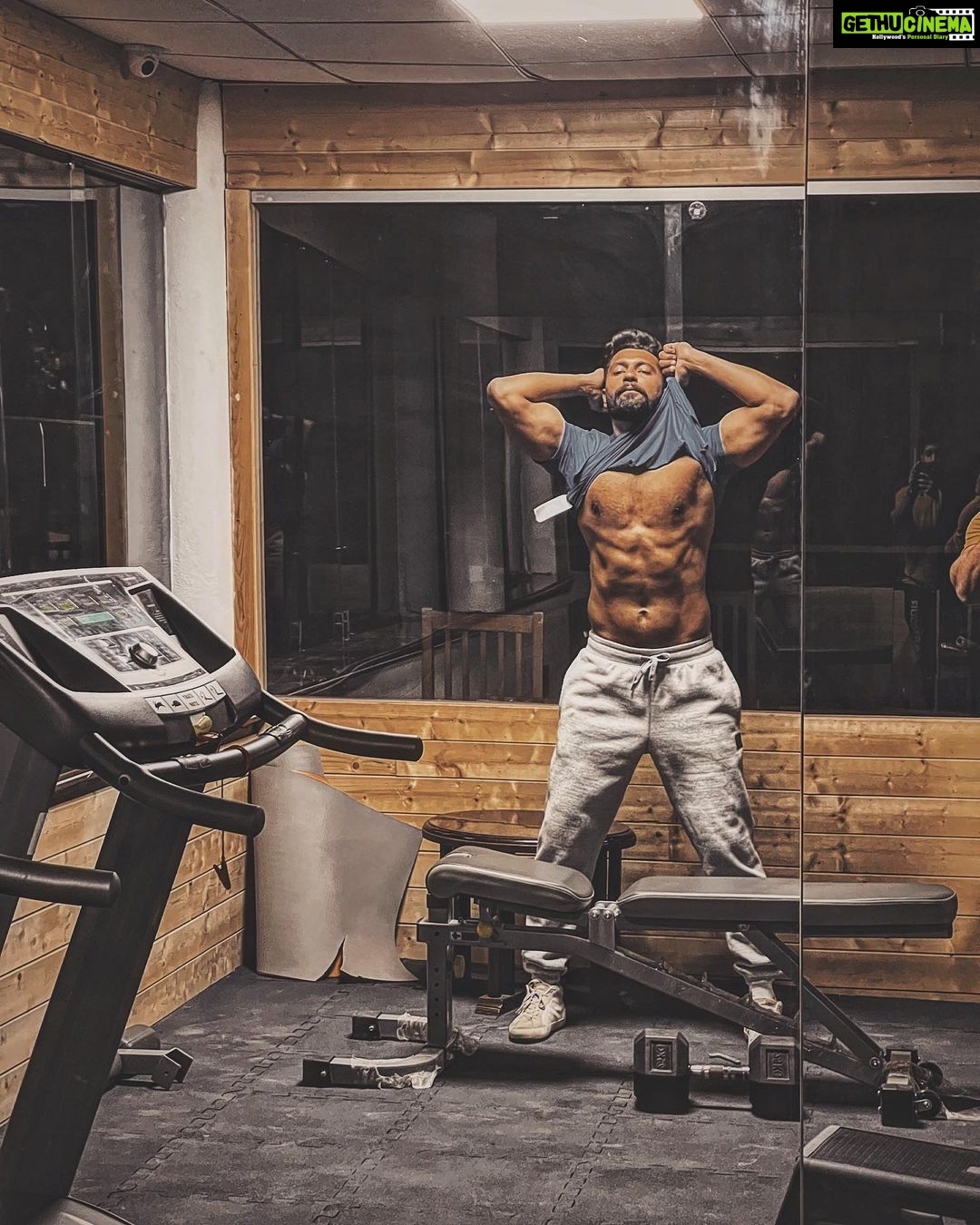 Vicky Kaushal Instagram - Feeling vain might delete never. #postshootdrill #wip 🚧
