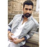 Vicky Kaushal Instagram - ✌🏽 @pauldavidmartinphotography @stylingbyvictor @playmakeovers