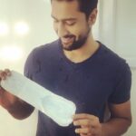 Vicky Kaushal Instagram - Thank you for tagging me @fatimasanashaikh Yes, that's a Pad in my hand & there's nothing to be ashamed about... It's natural! Period. #PadManChallenge Copy, Paste this & Challenge your friends to take a photo with a Pad! Here I am Challenging @anuragkashyap10 @kiaraaliaadvani @nehadhupia