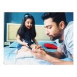 Vicky Kaushal Instagram - Learning to draw mangoes on the apple... #SundayElementarySession #favgirl