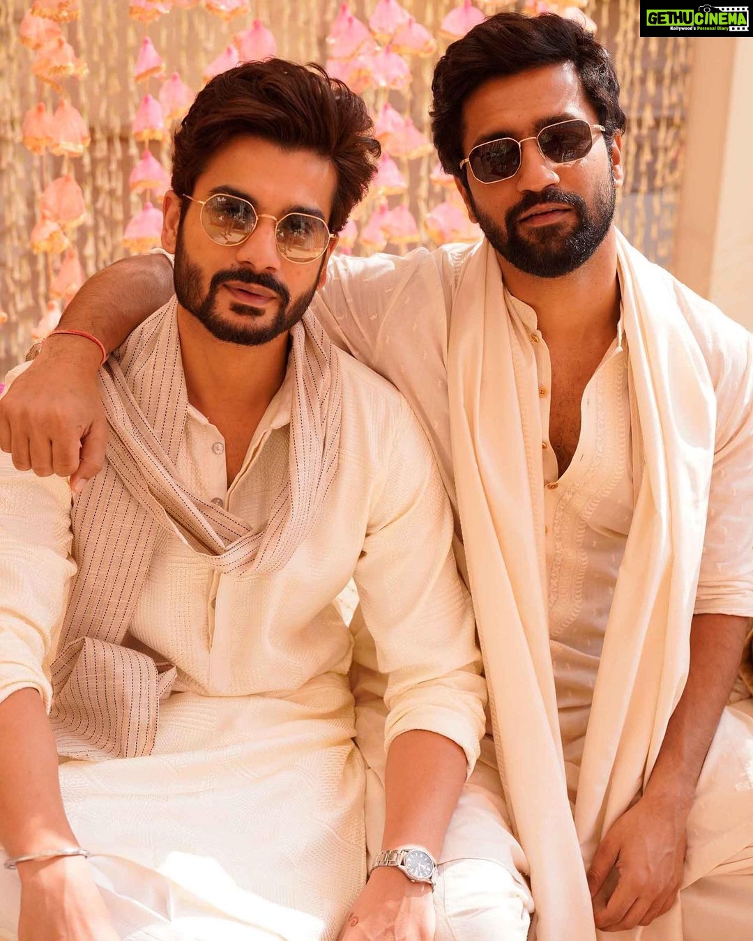 Vicky Kaushal Instagram - Happy Birthday to the most सर्व गुण सम्पन्न Kaushal! Love you @sunsunnykhez 😘❤️🎂