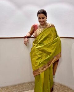 Vidya Balan Instagram - Gearing up for the festive season, candids and khushiyaan 🌺💛✨

Hair - @bhosleshalaka 
Makeup - @harshjariwala158