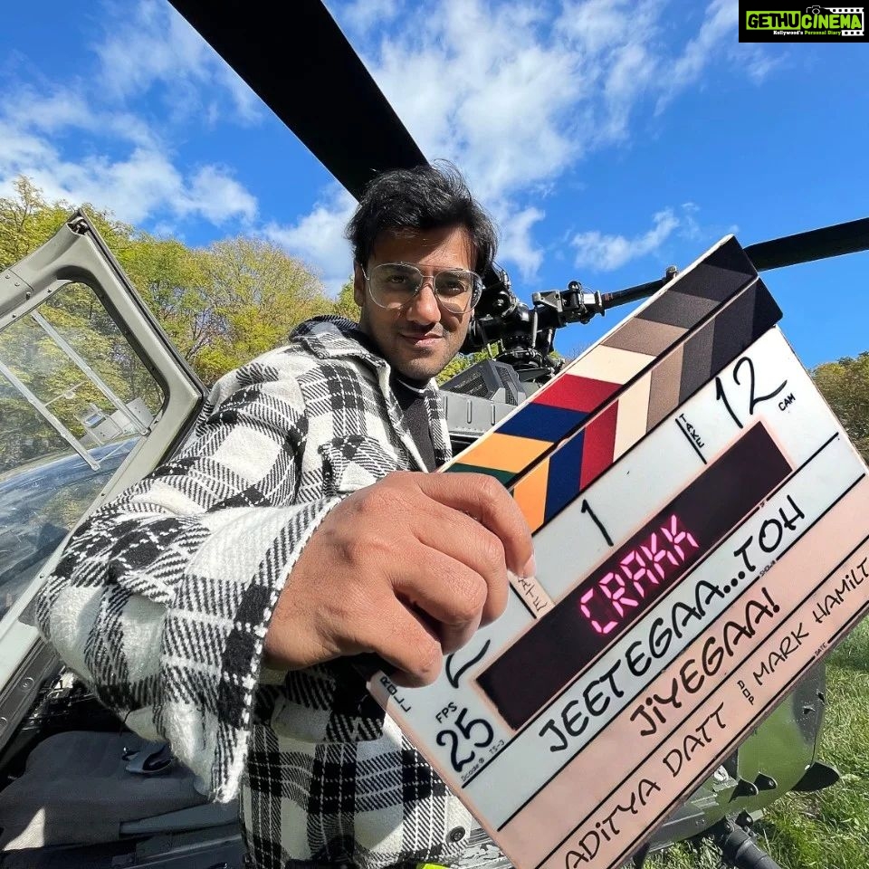 Vidyut Jammwal Instagram - Super excited for this #Crakk-ing journey! 🔥 Media Release: (Link in bio) @jacquelinef143 @rampal72 @aditya_datt @reliance.entertainment @actionherofilms #PZPictures