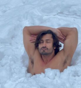 Vidyut Jammwal Instagram - My path is different…
I CHILL harder than you PARTY 🎉 

#ITrainlikeVidyutJammwal 
#martialarts 
#martialartist 
#kalaripayattu