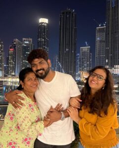 Vignesh Shivan Instagram - A birthday filled wit pure love from a loving family 🥰😇 

Awesome surprise by my wife 🥰☺️ my thangam 🥰🥰😘😘😘😘 a dreamy birthday below Burj Khalifa with all my lovely people wit me ! Can’t get better and more special than this :) 

Always thanking God for all the lovely moments he gives me in this blessed life ! 😍😍☺️☺️☺️🥲🥲🥲