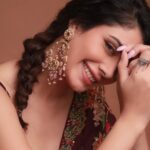 Warina Hussain Instagram - #day8 can u caption this for me 🍃 clicked @advait_vaidya styled @shru_birla m&h @dynamitepikachu outfit @mahimamahajanofficial jewellery @golecha_jewels studio @runwaylifestylstudio @runwaylifestyl #navratri #navratrispecial #festivewear #navratrijewellery #navratri2022 #navratricollection #indianwear #ghagra #navratrifever #garbalover #festiveseason