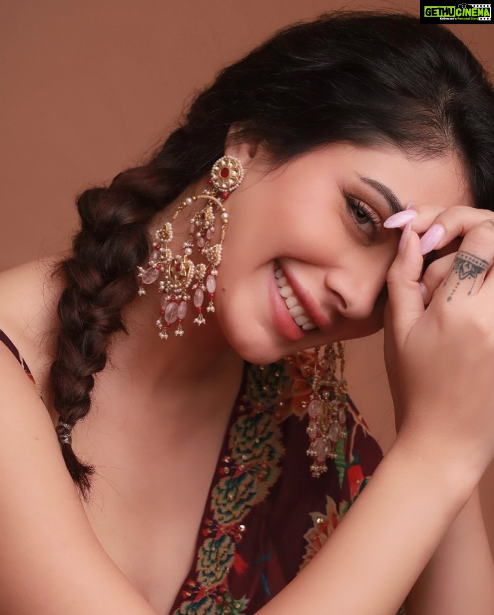 Warina Hussain Instagram - #day8 can u caption this for me π clicked @advait_vaidya styled @shru_birla m&h @dynamitepikachu outfit @mahimamahajanofficial jewellery @golecha_jewels studio @runwaylifestylstudio @runwaylifestyl #navratri #navratrispecial #festivewear #navratrijewellery #navratri2022 #navratricollection #indianwear #ghagra #navratrifever #garbalover #festiveseason