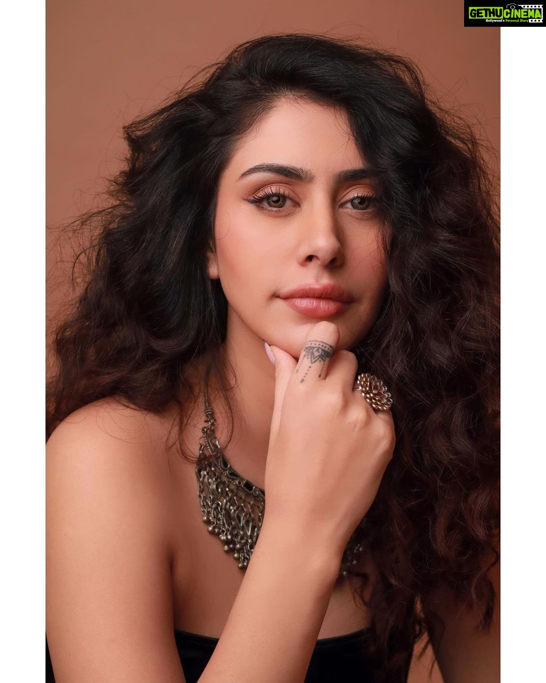 Warina Hussain Instagram - #day7 fearless 🦅 clicked @advait_vaidya styled @shru_birla m&h @dynamitepikachu outfit @xoxo_apurva jewellery @sangeetaboochra studio @runwaylifestylstudio @runwaylifestyl #navratri #navratrispecial #festivewear #navratrijewellery #navratri2022 #navratricollection #indianwear #ghagra #navratrifever #garbalover #festiveseason