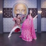 Warina Hussain Instagram - Dancing on latest fav #dholbajaa 😍 with the fun & funniest @warinahussain #alien 😅. . @darshanravaldz bhai killing it each time 🔥 . . @sonymusicindia @naushadepositive . 📸- @toyboyarshad . Stylist - @roshni0819 Outfit - @soniyagofficial . #feelitreelit #garba #gujjus #darshanraval #warinahussain #aadilkhan #aadilkiarmy