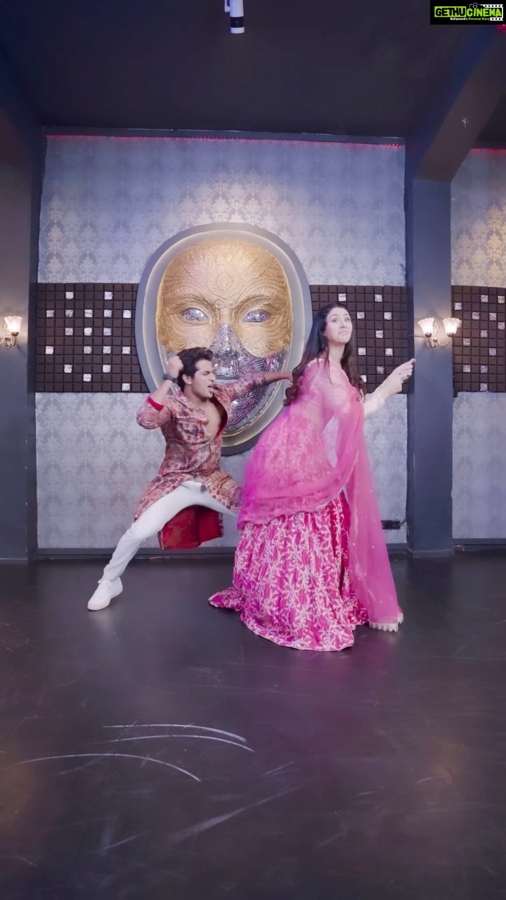Warina Hussain Instagram - Dancing on latest fav #dholbajaa π with the fun & funniest @warinahussain #alien π
. . @darshanravaldz bhai killing it each time π₯ . . @sonymusicindia @naushadepositive . πΈ- @toyboyarshad . Stylist - @roshni0819 Outfit - @soniyagofficial . #feelitreelit #garba #gujjus #darshanraval #warinahussain #aadilkhan #aadilkiarmy