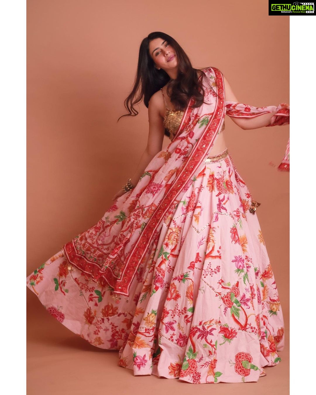 Warina Hussain Instagram - #day3 Joy🌺 clicked @advait_vaidya styled @shru_birla m&h @dynamitepikachu outfit @mahimamahajanofficial jewellery @sangeetaboochra studio @runwaylifestylstudio @runwaylifestyl #navratri #navratrispecial #festivewear #navratrijewellery #navratri2022 #navratricollection #indianwear #ghagra #navratrifever #garbalover #festiveseason