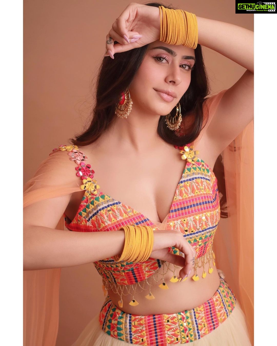 Warina Hussain Instagram - Bangles & Payal’s 🧈 all set !