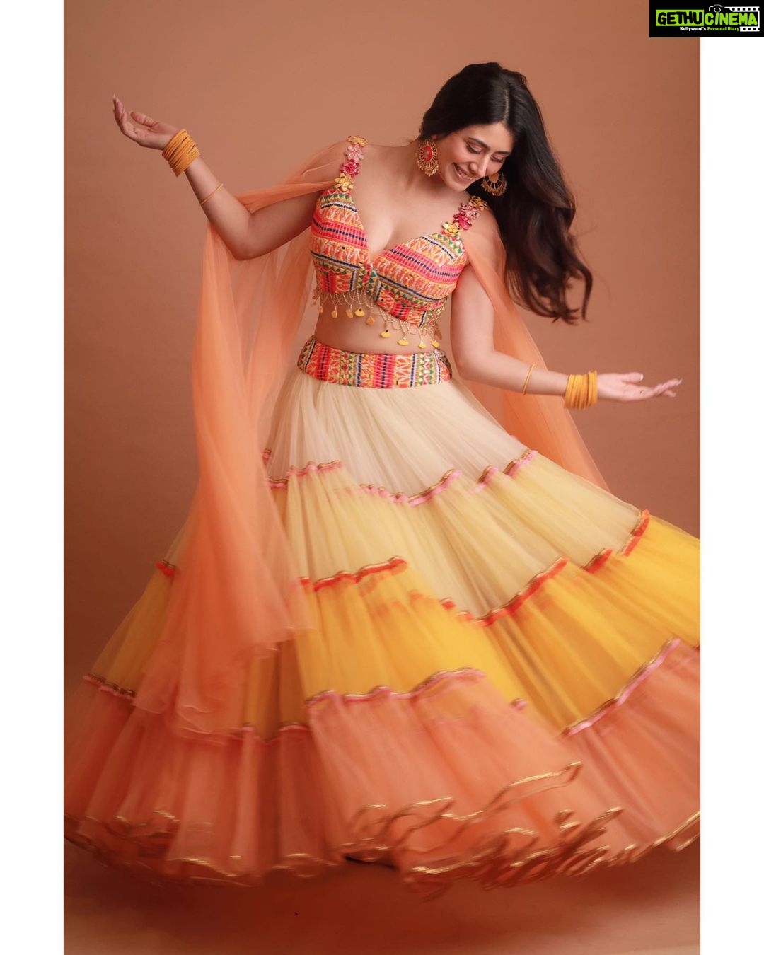 Warina Hussain Instagram - #day1 the dandiya raas has begun! 🥁✨🧡 clicked @advait_vaidya styled @shru_birla m&h @dynamitepikachu outfit @lizpaulofficial jewellery @minerali_store studio @runwaylifestylstudio @runwaylifestyl #navratri #navratrispecial #festivewear #navratrijewellery #navratri2022 #navratricollection #indianwear #ghagra #navratrifever #garbalover #festiveseason