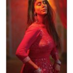 Warina Hussain Instagram - he said “ colour red is a symbol of vigour & courage that you resemble “ 🌹⚔️