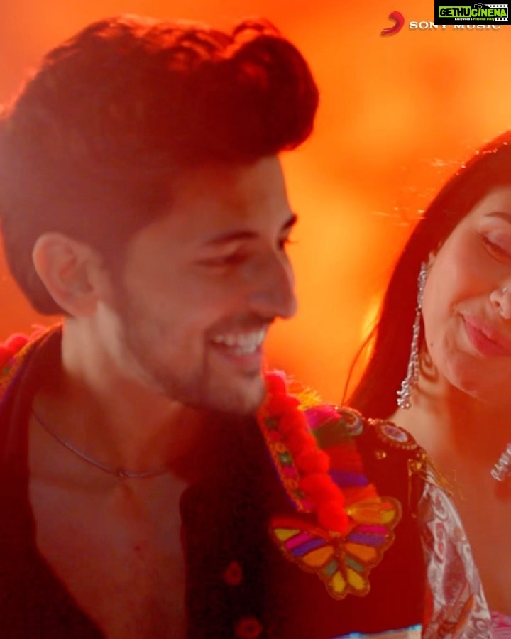 Warina Hussain Instagram - #DholBajaa ho gaya hai ab aapka! Watch the full video on @sonymusicindia YouTube channel ๐x๐ฝ @darshanravaldz @naushadepositive @sonymusicindia @prakriti_giri @javedmohsin_official @mohsinshaikhmusic @javedmzk @danishsabri12 @adil_choreographer @jackievanjari @shadabrayeen @maneeshbhattofficial #darshanraval #warinahussain #navratri #navratri2022