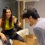 Warina Hussain Instagram - kal 11am #dholbajaa song release and 💃🏻🕺✨ no leaks !! thank u @darshanravaldz for the shopping😆