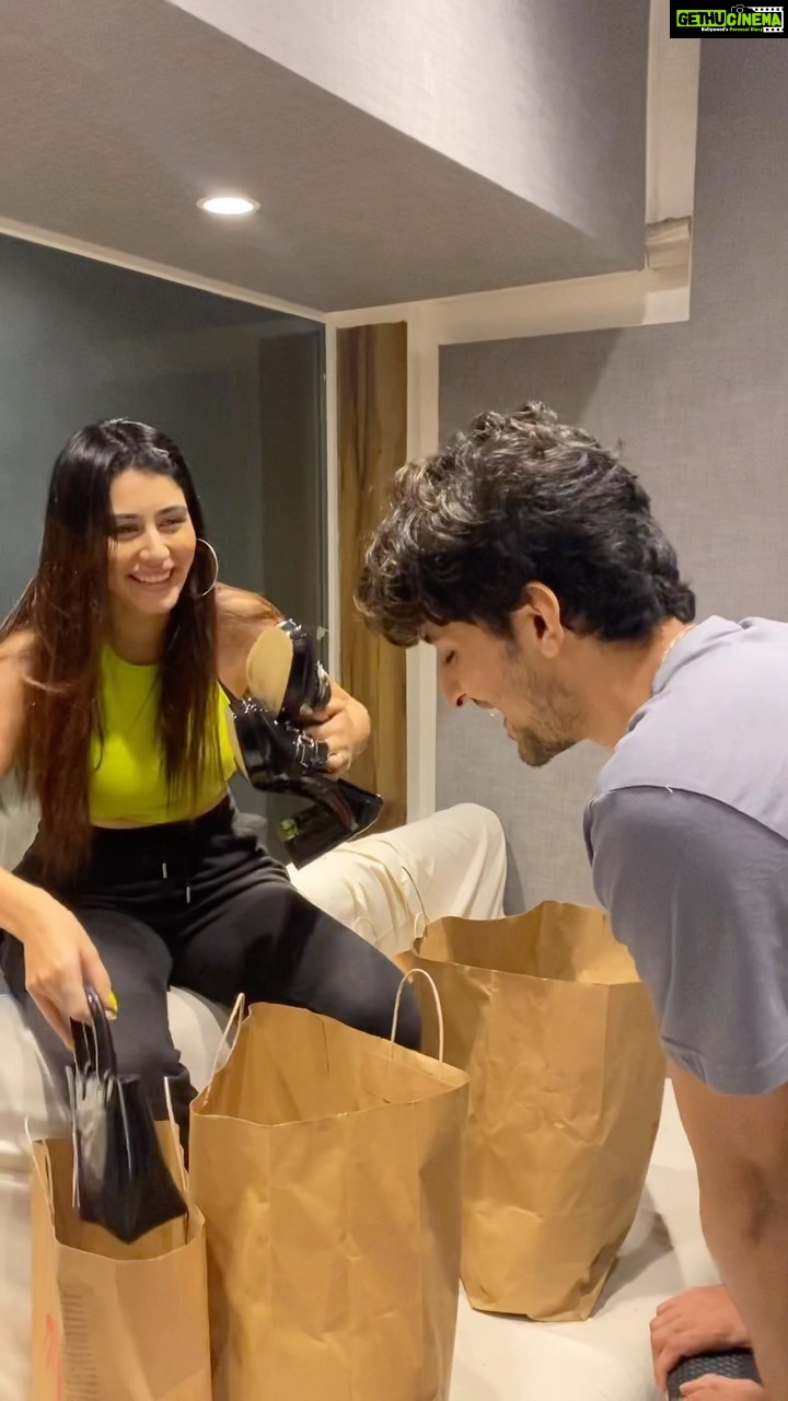 Warina Hussain Instagram - kal 11am #dholbajaa song release and 💃🏻🕺✨ no leaks !! thank u @darshanravaldz for the shopping😆
