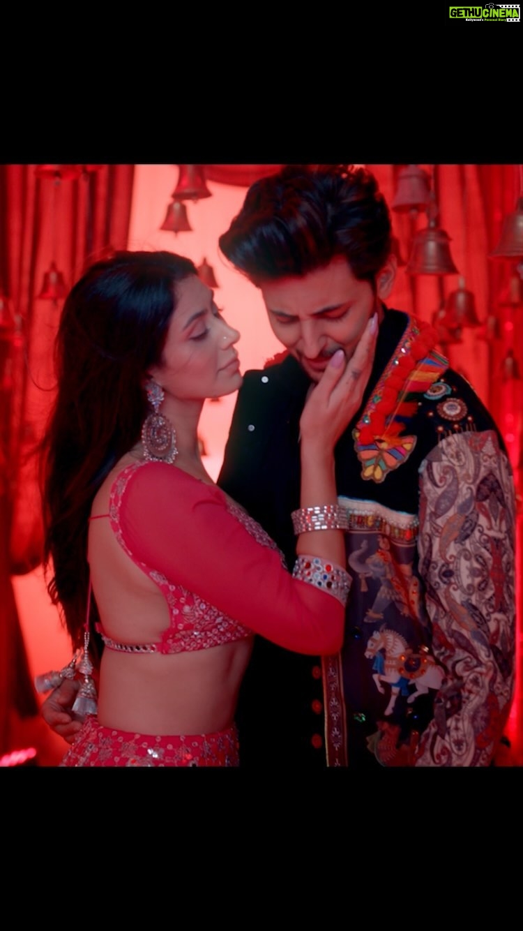 Warina Hussain Instagram - 💙x👽 #DholBajaa Releasing on 14th September 11 am 💥 khud ki taarif nahi karni chahiye but hum bohot pyaare lag rahe hai🤪🧿 Get ready to hit the festive season 💯 with ussss 🔥 @darshanravaldz @naushadepositive @sonymusicindia @prakriti_giri @javedmohsin_official @mohsinshaikhmusic @javedmzk @danishsabri12 @adil_choreographer @jackievanjari @shadabrayeen @maneeshbhattofficial #darshanraval #warinahussain