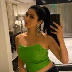 Warina Hussain Instagram - it’s 2022 and I still can’t 🤳🏿 koi #mirrorselfie ki online classes start kardo 🤦🏻‍♀️