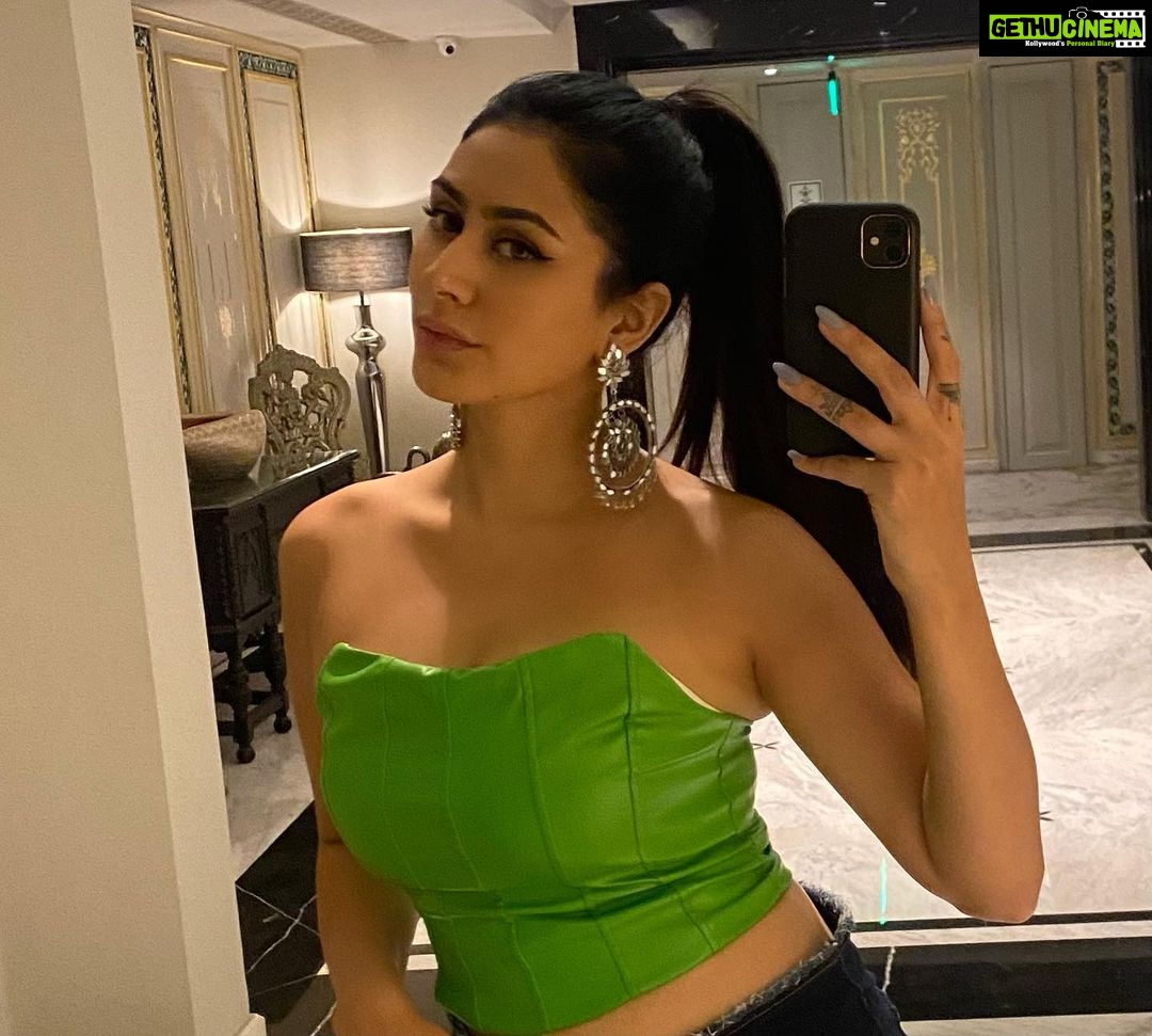 Warina Hussain Instagram - it’s 2022 and I still can’t 🤳🏿 koi #mirrorselfie ki online classes start kardo 🤦🏻♀️
