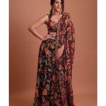 Warina Hussain Instagram - #day8 can u caption this for me 🍃 clicked @advait_vaidya styled @shru_birla m&h @dynamitepikachu outfit @mahimamahajanofficial jewellery @golecha_jewels studio @runwaylifestylstudio @runwaylifestyl #navratri #navratrispecial #festivewear #navratrijewellery #navratri2022 #navratricollection #indianwear #ghagra #navratrifever #garbalover #festiveseason