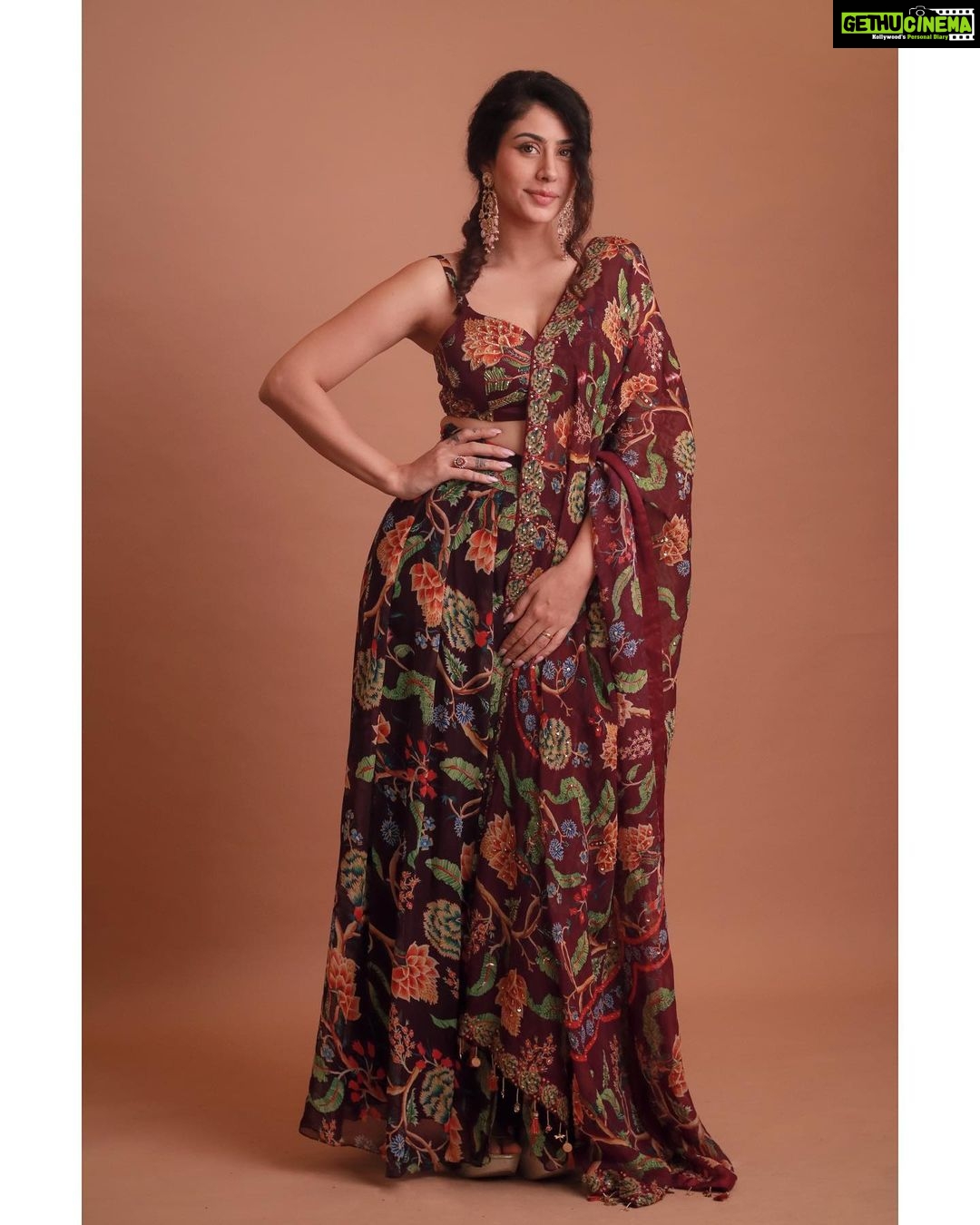 Warina Hussain Instagram - #day8 can u caption this for me π clicked @advait_vaidya styled @shru_birla m&h @dynamitepikachu outfit @mahimamahajanofficial jewellery @golecha_jewels studio @runwaylifestylstudio @runwaylifestyl #navratri #navratrispecial #festivewear #navratrijewellery #navratri2022 #navratricollection #indianwear #ghagra #navratrifever #garbalover #festiveseason
