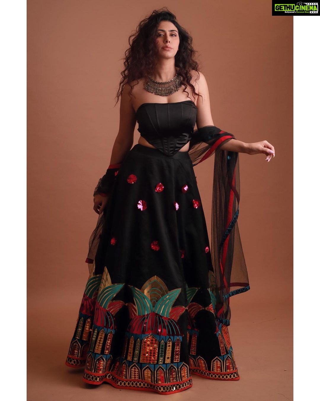 Warina Hussain Instagram - #day7 fearless 🦅 clicked @advait_vaidya styled @shru_birla m&h @dynamitepikachu outfit @xoxo_apurva jewellery @sangeetaboochra studio @runwaylifestylstudio @runwaylifestyl #navratri #navratrispecial #festivewear #navratrijewellery #navratri2022 #navratricollection #indianwear #ghagra #navratrifever #garbalover #festiveseason