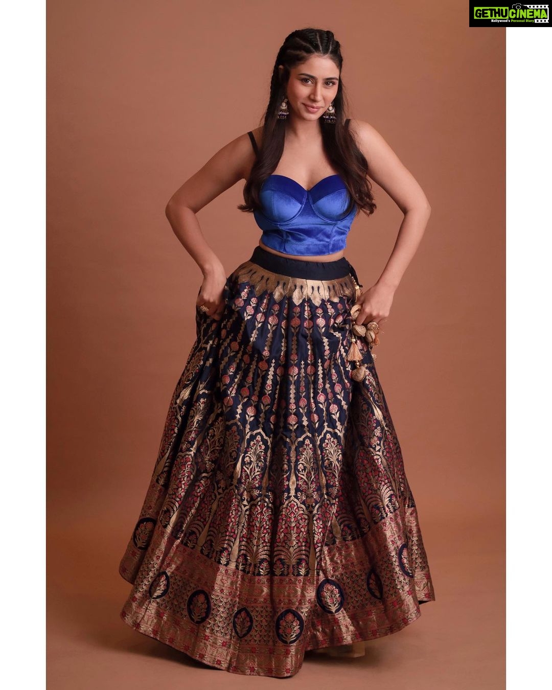 Warina Hussain Instagram - #day4 from the sets of Game of thrones straight to the garba ground 😆… wait! where are my dragons🔥🤔 #khaleesihair #got #inspo #gameofthrones #hairinspo clicked @advait_vaidya styled @shru_birla m&h @dynamitepikachu outfit @warpnweftbysagrikarai jewellery @sangeetaboochra studio @runwaylifestylstudio @runwaylifestyl #navratri #navratrispecial #festivewear #navratrijewellery #navratri2022 #navratricollection #indianwear #ghagra #navratrifever #garbalover #festiveseason