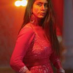 Warina Hussain Instagram - he said “ colour red is a symbol of vigour & courage that you resemble “ 🌹⚔️