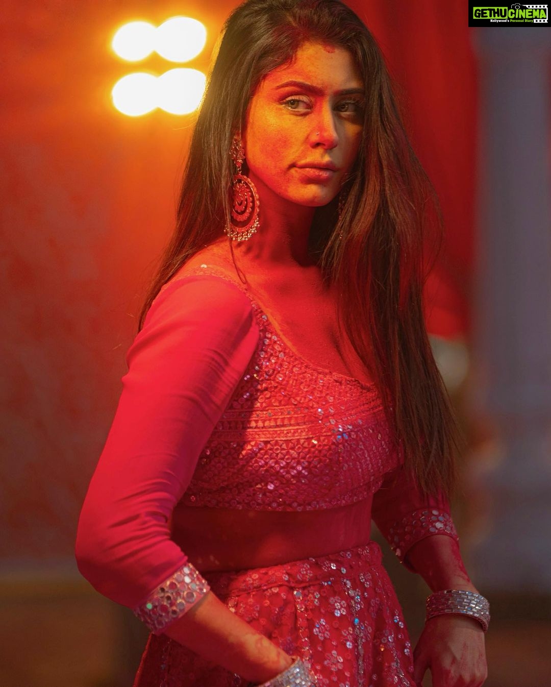 Warina Hussain Instagram - he said โ colour red is a symbol of vigour & courage that you resemble โ ๐นโ๏ธ
