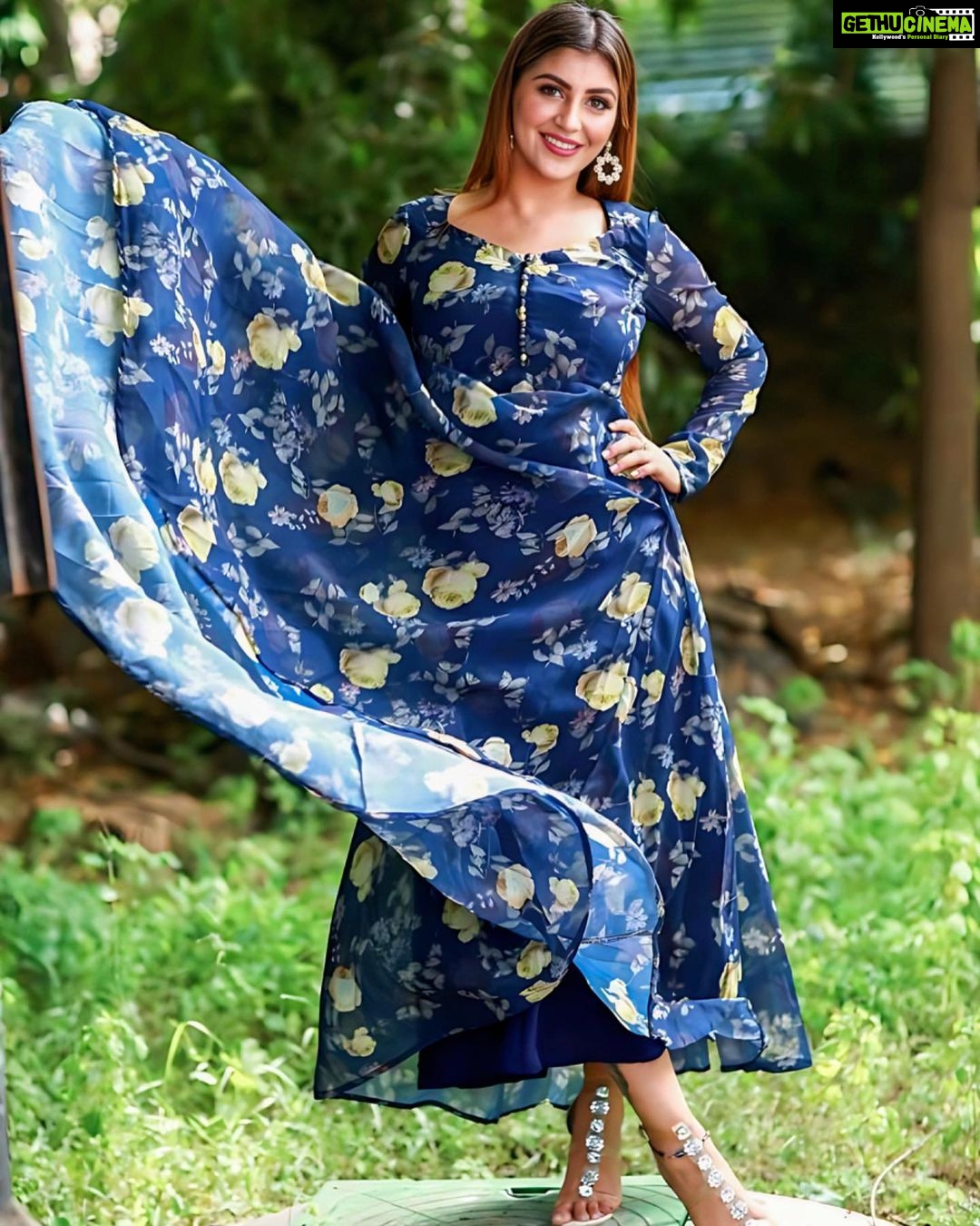 Yaashika Aanand Instagram - Vibe of the day 💙🦋 Wearing @tamarachennai Styling @paviiiee_08 Jewellery @mahema.in Edited- @harry_dane_retouch . #swipeleft #ethnicwear #explore #yashika #yashikaaannand