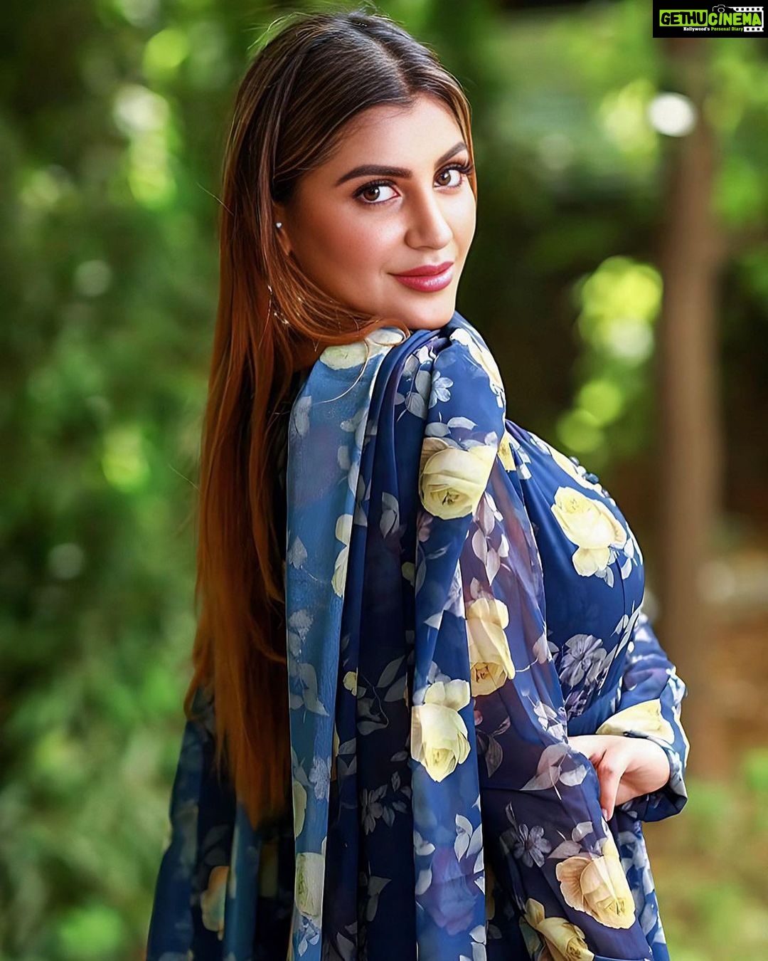 Yaashika Aanand Instagram - Vibe of the day 💙🦋 Wearing @tamarachennai Styling @paviiiee_08 Jewellery @mahema.in Edited- @harry_dane_retouch . #swipeleft #ethnicwear #explore #yashika #yashikaaannand