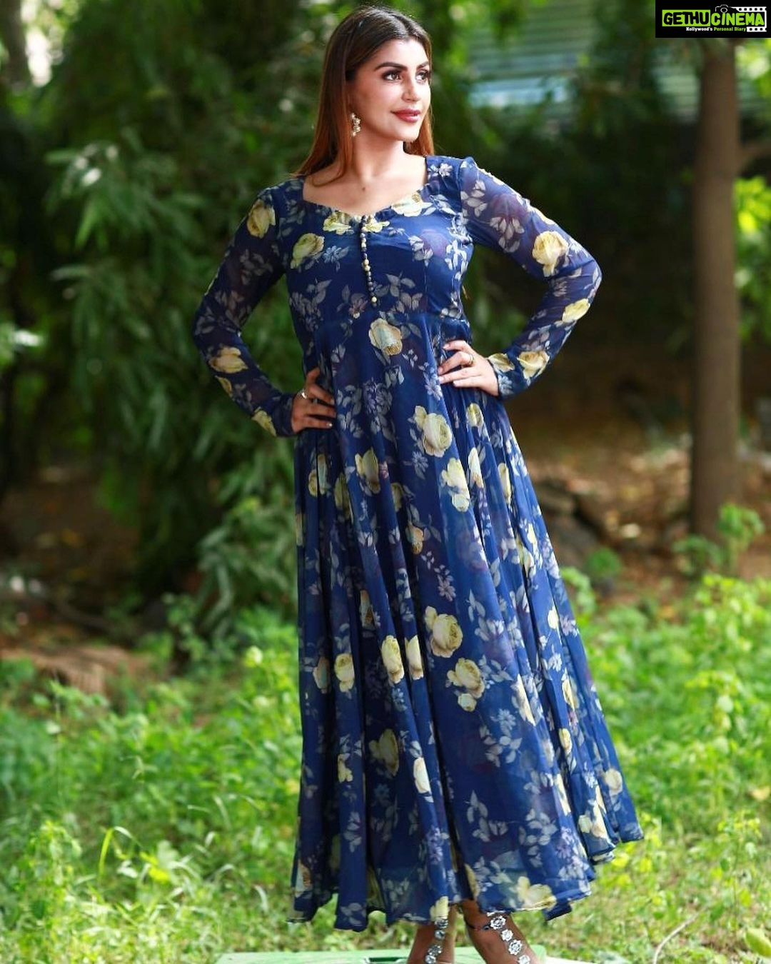 Yaashika Aanand Instagram - Vibe of the day 💙🦋 Wearing @tamarachennai Styling @paviiiee_08 Jewellery @mahema.in Edited- @harry_dane_retouch . #swipeleft #ethnicwear #explore #yashika #yashikaaannand