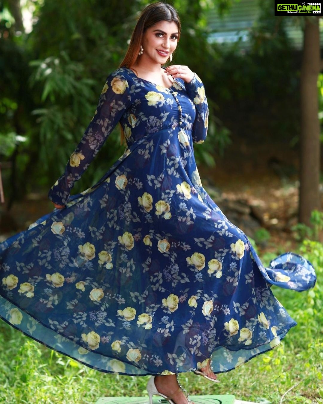Yaashika Aanand Instagram - Vibe of the day 💙🦋 Wearing @tamarachennai Styling @paviiiee_08 Jewellery @mahema.in Edited- @harry_dane_retouch . #swipeleft #ethnicwear #explore #yashika #yashikaaannand