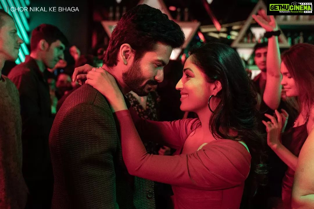 Yami Gautam Instagram - Chor Nikal Ke Bhaga, par kaha?👀 We'll tell you jald hi, only on Netflix! #HarDinFilmyOnNetflix