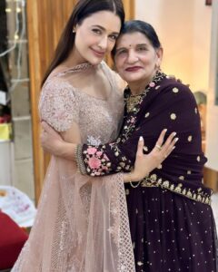 Yuvika Chaudhary Instagram - Happy Diwali everyone ❤️ Outfit- @lalitdalmiaofficial
Styled by- @junejasanchi
