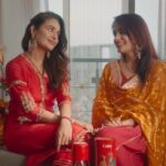 Yuvika Chaudhary Instagram - Mithaiyan, diye aur naye kapde toh theek hai, par Diwali ka asli mazaa toh apno ke saath manane mein hai! Iss saal maine Locked Coke Invitation ke zariye meri bhabhi ko invite karke Diwali manayi. @dr.aparna2810 Aap bhi Locked Coke bhejiye aur Diwali apne friends and family ke saath celebrate kariye! Visit www.coke2home.com/coke-lock to order your Locked Coke. #MilkeHiManegiDiwali #CocaCola #Diwali2022 #yuvikachaudhary