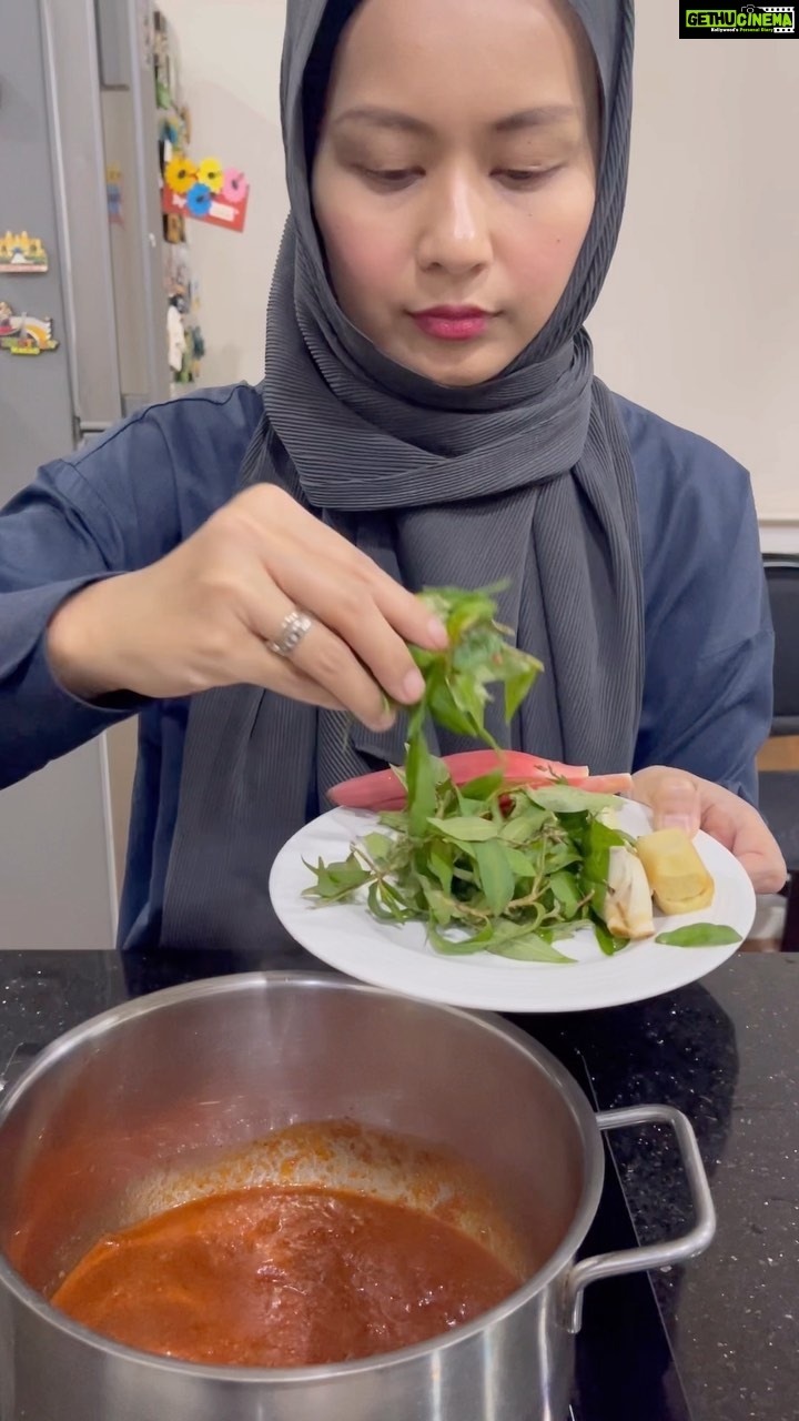 Aaron Aziz Instagram - Assalamualaikum ladies, I nak share with u all. I teringin nak Makan asam pedas Ikan Pari tapi boss kita tak gemar Ikan pari. Jadi dari hari ke hari malas nak masak Sebab nak tumis la just utk I sorang aje yg makan! Sooooooo, ada solution! Especially utk mummies yg Balik kerja kelam Kabul nak masak! Multi- Purpose Cooked Chilli (Cili Kisar Tumis Serbaguna) cili kisar tumis yang dah di tumis dgn bawang and bawang putih. Terbaik! Letak asam and campak yg lain dah masak!! Know know dah siap!! HONEST review, highly recommended sebab cili kisar sedap sangat jadi Asam Pedas kita 5 star!!! Next kita nak try nasi goreng pulak! Dapatkan As Sufi sekarang di Shopee Malaysia! Shopee MY : shopee.com.my/assufijb @assufifood
