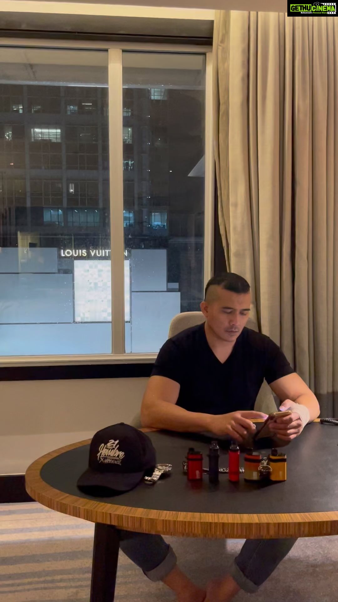 Aaron Aziz Instagram - Masya Allah Tabarakallah hari ni JKT hujan lebat tadi terus rasa sayu aje lihat suami ku yg kerja keras utk keluarga. Nak peluk dia erat erat tapi apakan daya dia cakap kita tak ikhlas 🤣🤣🤣 Kalau kat TV kemain, shopping sana sini, romantic sana sini. Reality nya, muka teran teran and senyum pun takde…. 🤣🤣🤣 Its always a good idea to invest on your wife… Semoga Allah swt memberi suamiku rezeki yg melimpah ruah penuh barakah Ameen I LV You 🤣🤣 Bismillah…….