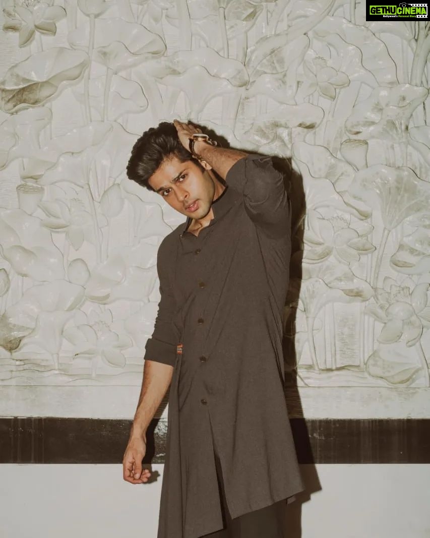 Abhimanyu Dasani Instagram - Bas kya !? #MeenakshiSundareshwar #dadasahebphalkeaward Clothes @snbyshantanunikhil @shantanunikhil Makeup @vickybanatkar Hair @rohangangdhar92 Photographer @gourabganguli Awards: @dpiff_official (People's Choice Award - Best Actor - Male)