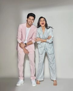 Abhimanyu Dasani Instagram - Dropping a single...
Jk, can’t sing to save our lives 🙃
#youcantsitwithus #WeAreStanding