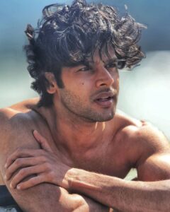 Abhimanyu Dasani Instagram - Million thoughts per minute.
#oneatatime