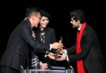 Abhimanyu Dasani Instagram - This date that year! 3 years today, I recieved my first award as an international debutant at the Macau film festival. Thank you for believing in me @vasanbala 🥤 I'm going to make you proud.