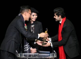 Abhimanyu Dasani Instagram - This date that year! 3 years today, I recieved my first award as an international debutant at the Macau film festival. Thank you for believing in me @vasanbala 🥤 I'm going to make you proud.